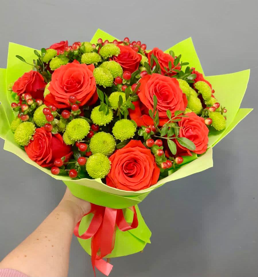 Букет цветов из: Хризантемы и Розы в Вулканном