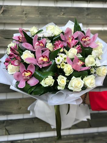 Букет цветов из: Розы и Хризантемы в Вулканном