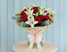 Букет цветов из:  Лилии и Розы в Вулканном