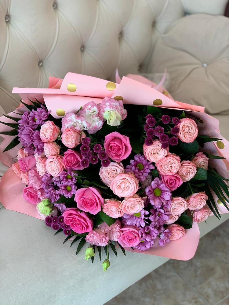 Букет цветов из: Хризантемы, Розы и Лизиантусы в Вулканном