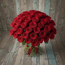 Букет 55 Красных роз Фридом #REPLACE_PRED# Вулканном