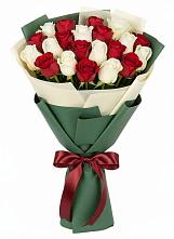 Букет Микс из красных и белых роз в Вулканном