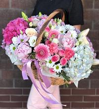 Композиция солнечный день в Вулканном Цветочная композиция из Розы, Хризантемы, Пионы и Лизиантусы в корзине в Вулканном