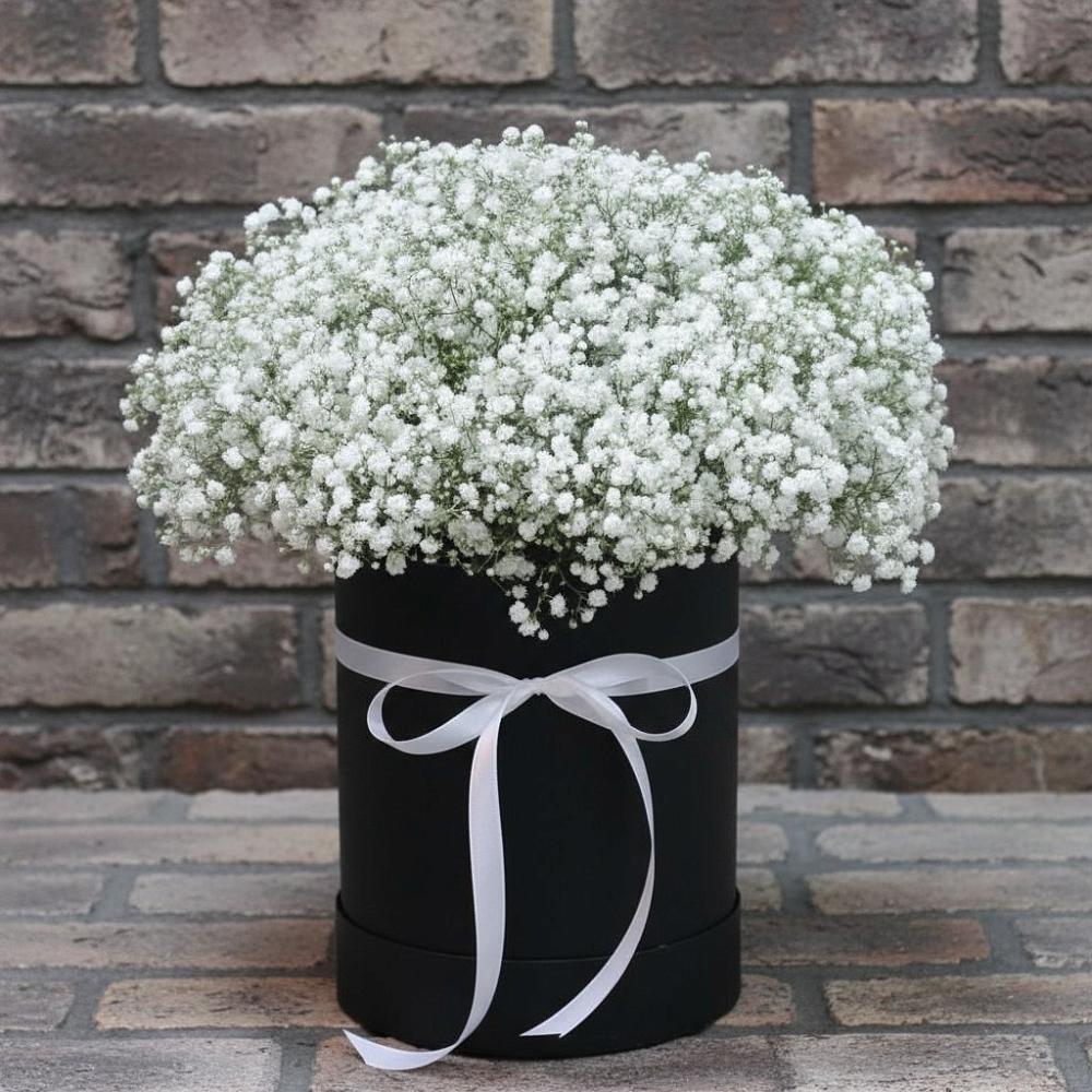 Цветочная композиция из Гипсофила в шляпной коробке в Вулканном