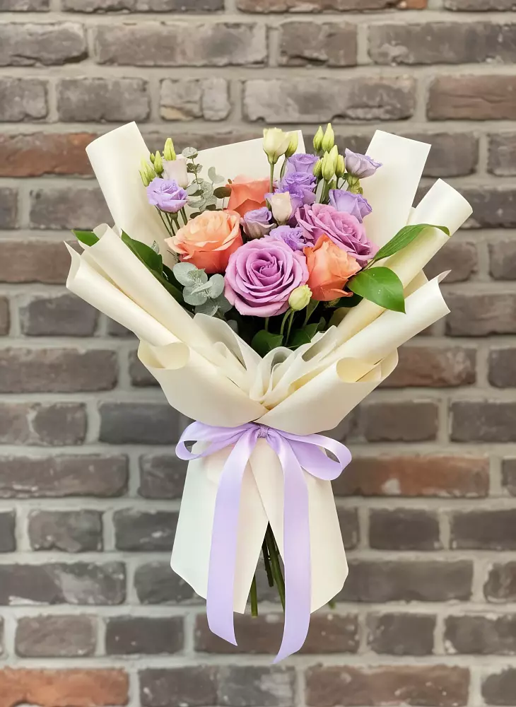 Букет цветов из: Лизиантусы и Розы в Вулканном