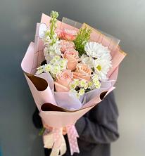 Букет цветов из:  Хризантемы и Розы в Вулканном