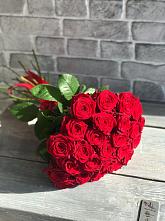 Красные розы Фридом в Вулканном Букет Красные розы Фридом в Вулканном