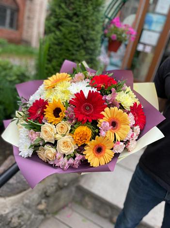 Букет цветов из: Герберы, Ромашки, Хризантемы, Розы и Подсолнухи в Вулканном