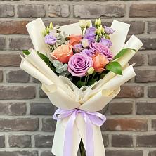 Букет цветов из:  Лизиантусы и Розы в Вулканном