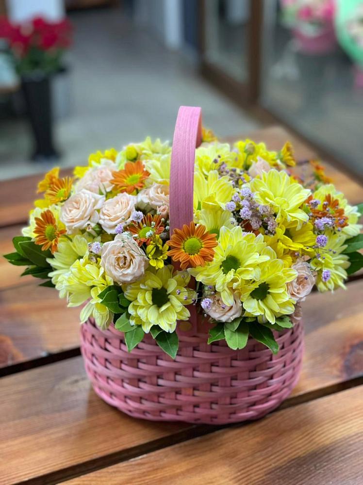 Цветочная композиция из Хризантемы и Розы в корзине в Вулканном
