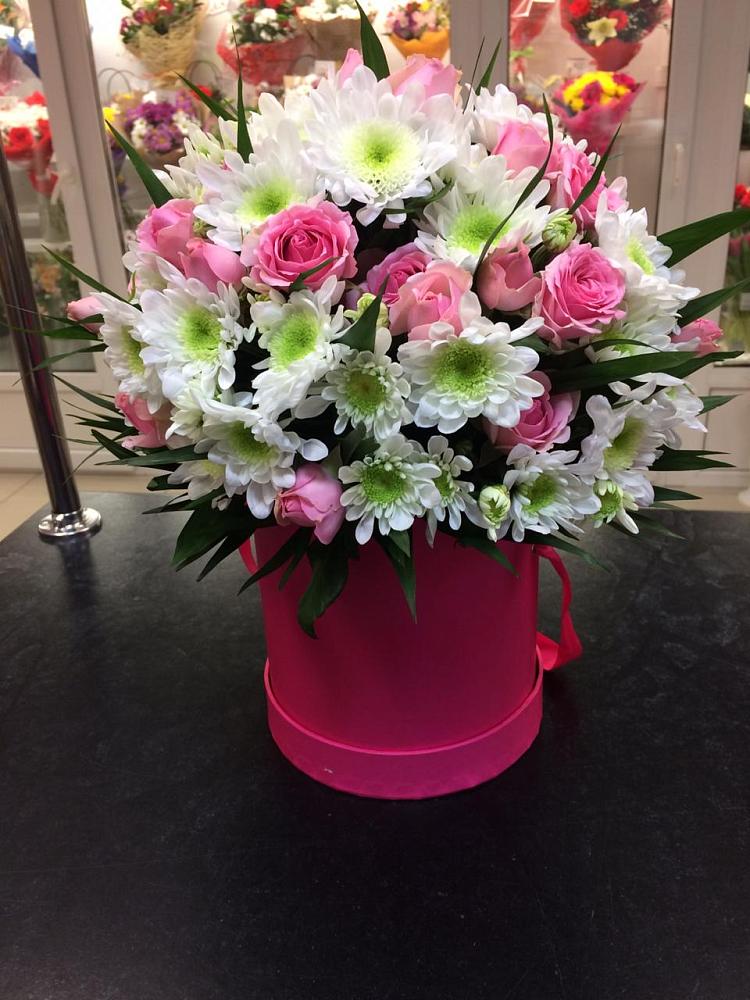 Цветочная композиция из Розы и Хризантемы в шляпной коробке в Вулканном