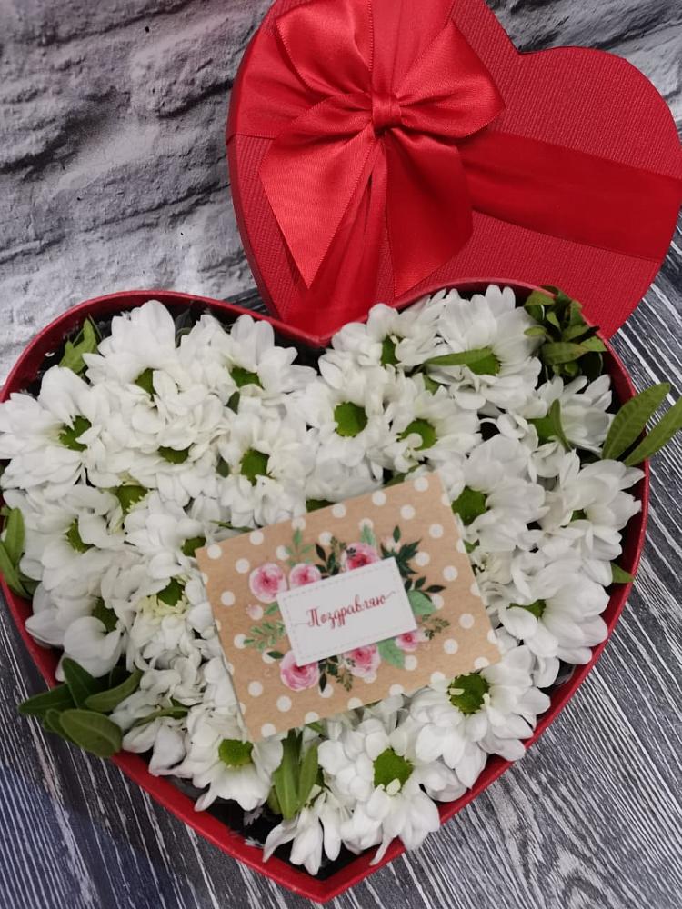 Цветочная композиция из Хризантемы в виде сердца в Вулканном