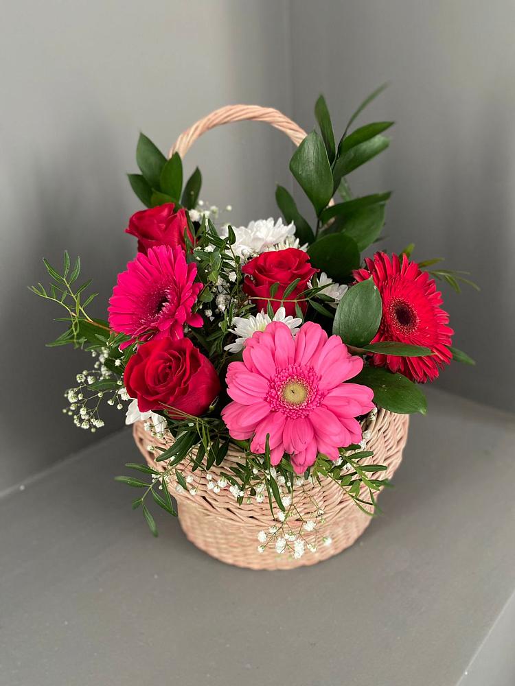 Цветочная композиция из Розы, Хризантемы и Герберы в корзине в Вулканном