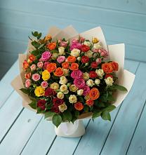 Букет Микс из разноцветных кустовых роз в Вулканном